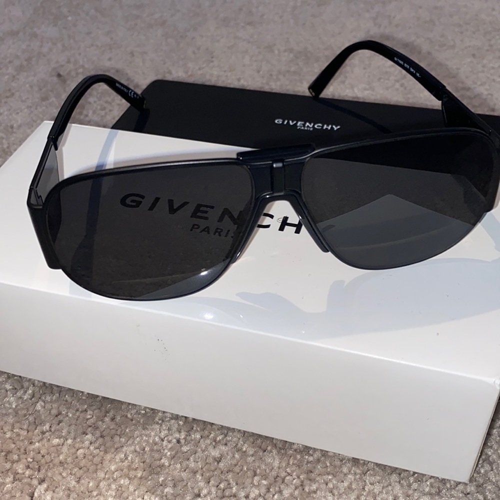 Givenchy sunglasses - black